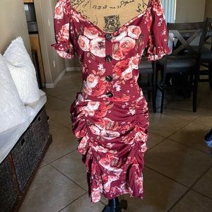 A gorgeous floral skirt and top with some ruching down the sides .